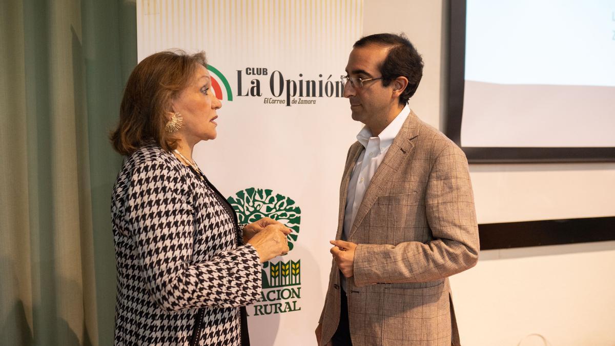 Luis Santamaría charla con Carmen Ferreras antes del Club LA OPINIÓN-EL CORREO DE ZAMORA