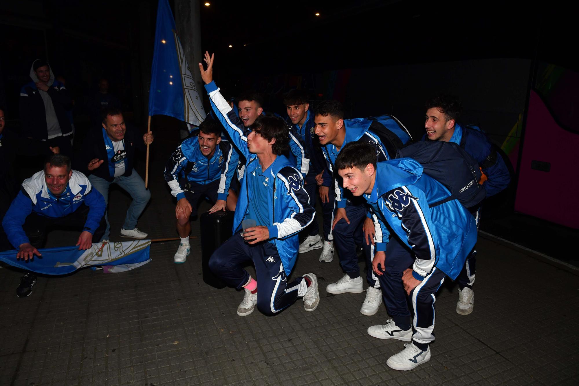 El Fabril celebra el ascenso a su llegada a Riazor