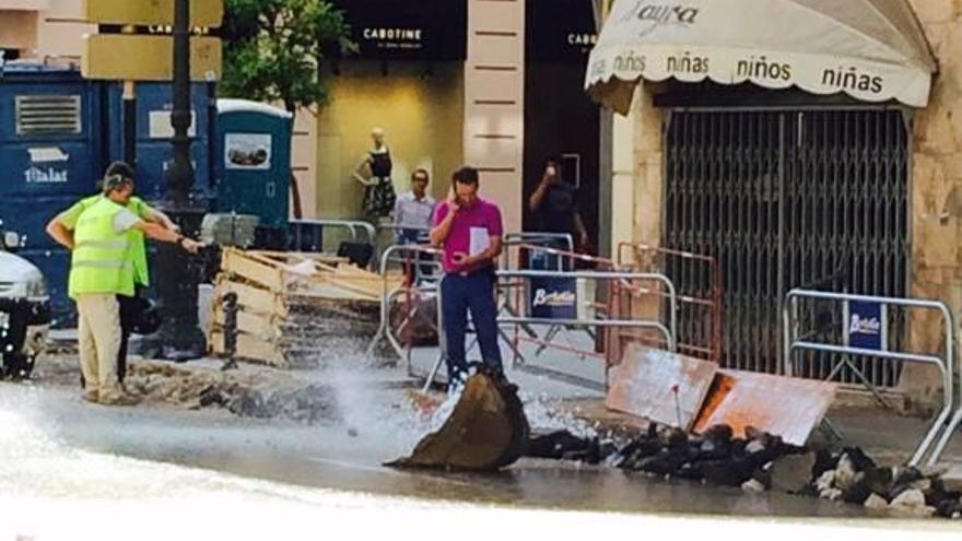 Rotura e «inundación» en las obras de la calle San Vicente
