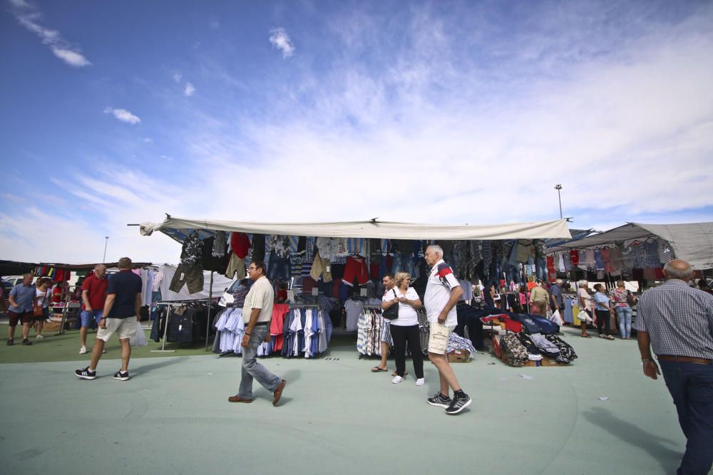 El nuevo recinto para el mercadillo de Torrevieja de los viernes se estrenó con una gran afluencia de usuarios, lo que provocó problemas de tráfico y falta de autobuses de transporte.