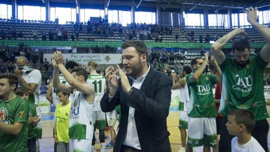 Los jugadores y el técnico del TAU aplauden a su afición tras la derrota.