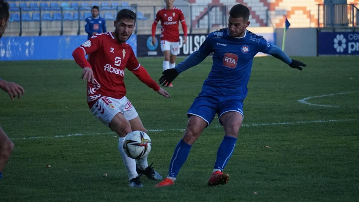 Julio Gracia, autor de uno de los goles, en una acción del encuentro.