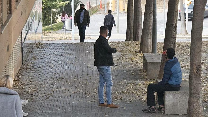 Un home bevent en un banc a l&#039;avinguda Francesc Macià de Manresa