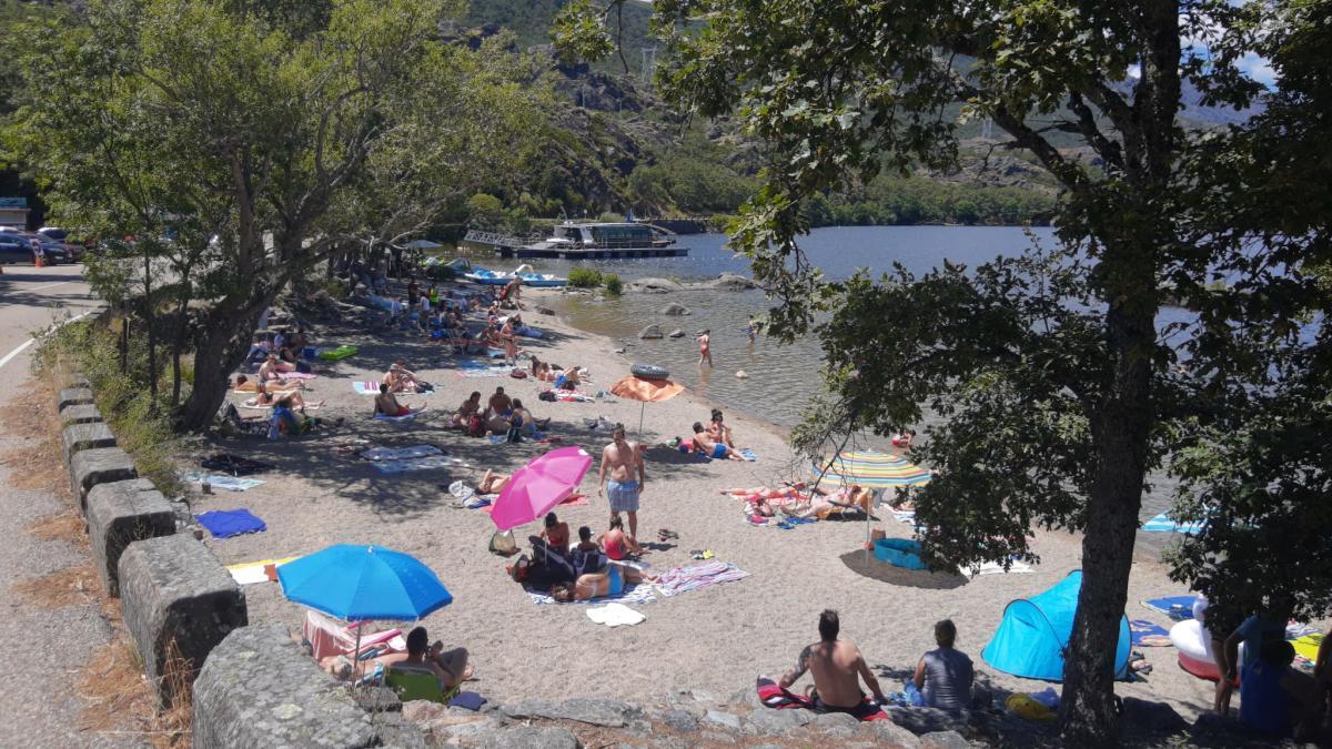 Bañistas en la playa del Lago de Sanabria