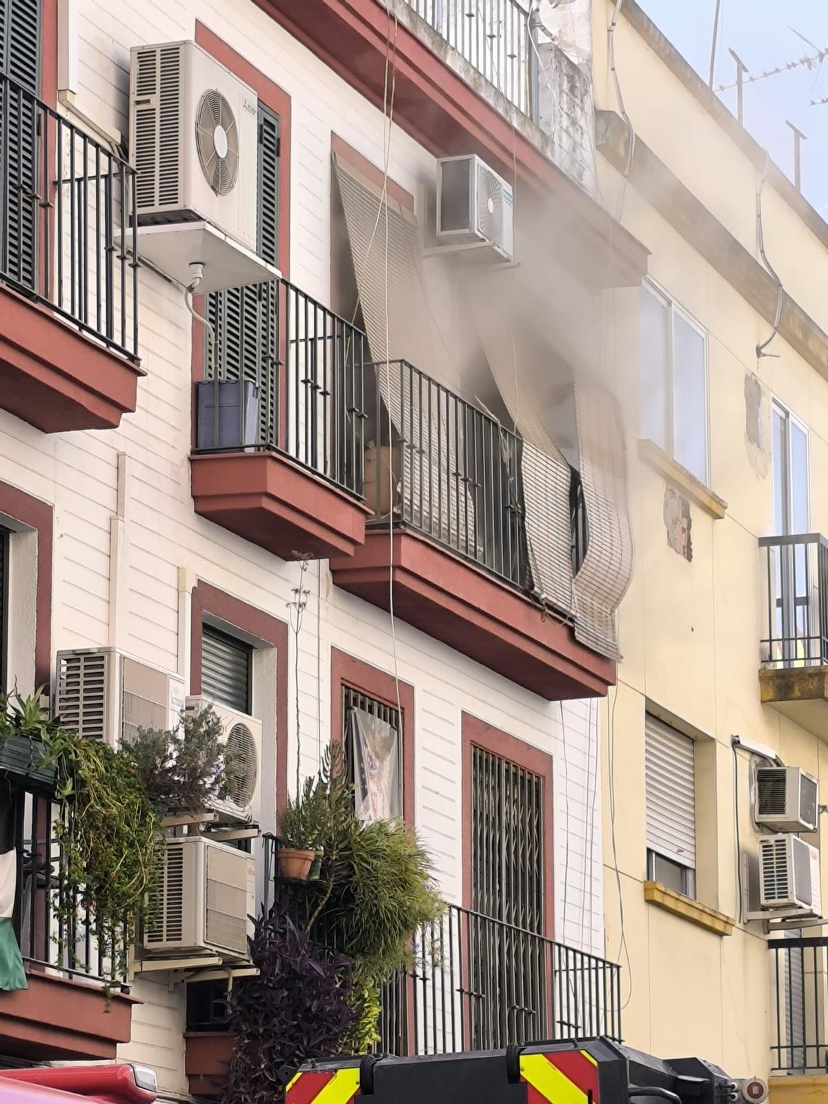 El humo saliendo desde la segunda planta del edificio.