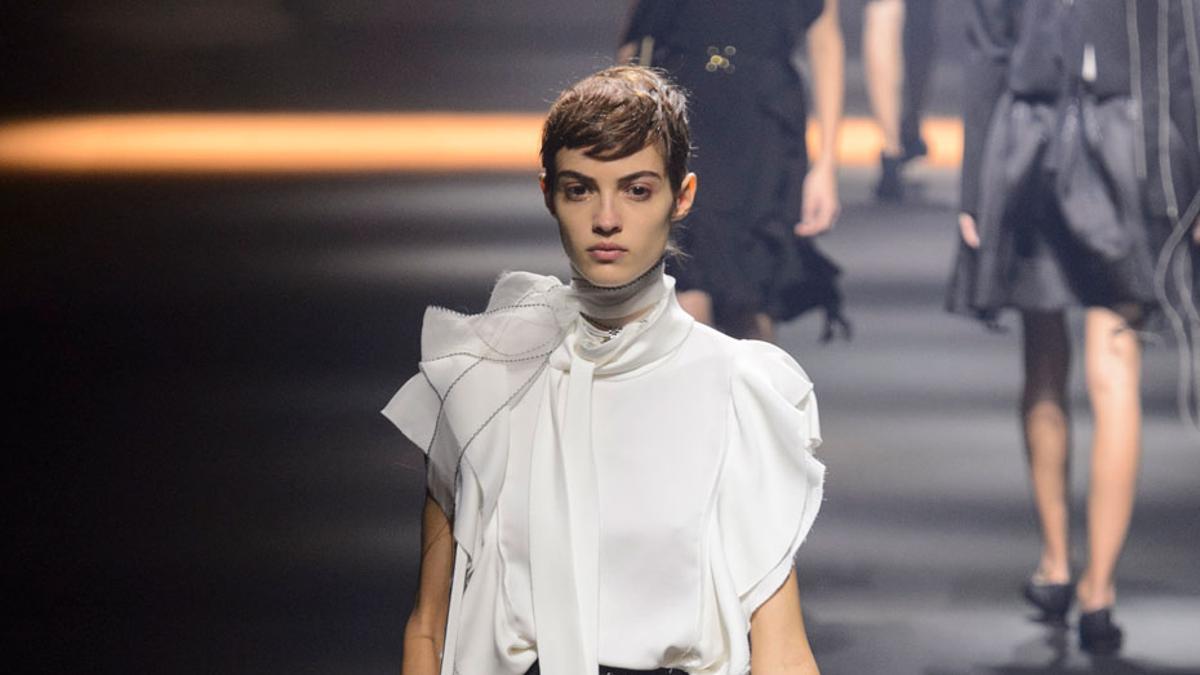 PFW: Lanvin Primavera/ Verano 2016, pantalón con falda sobrepuesta y camisa blanca