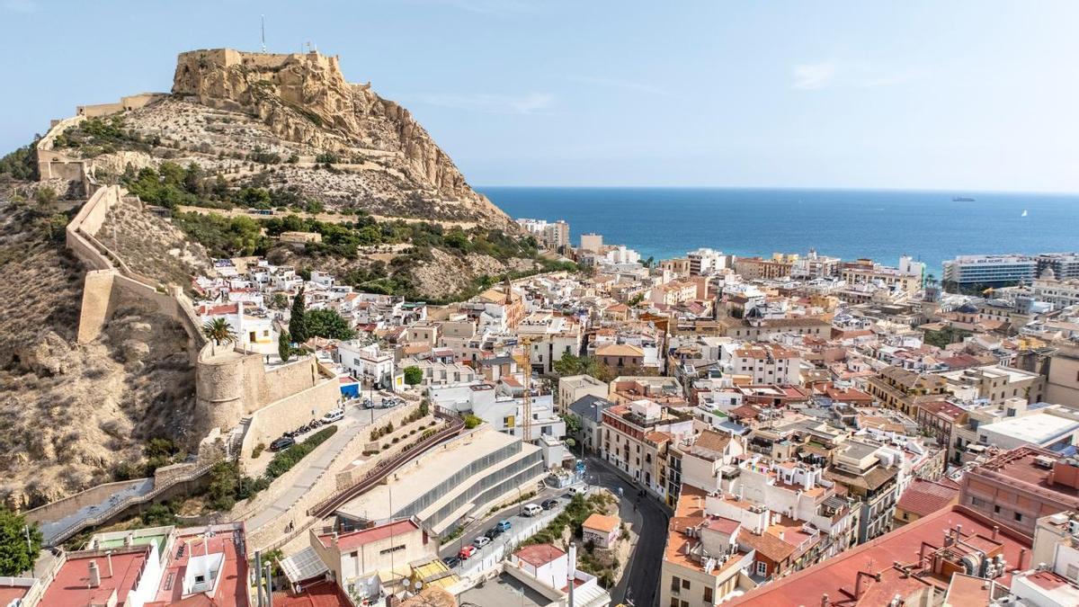 Vista aérea de la ciudad de Alicante, con el castillo de Santa Bárbara al fondo, en este 2025.