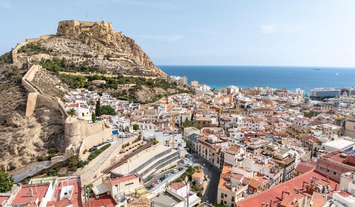 Vista aérea de la ciudad de Alicante, con el castillo de Santa Bárbara al fondo, en este 2025.