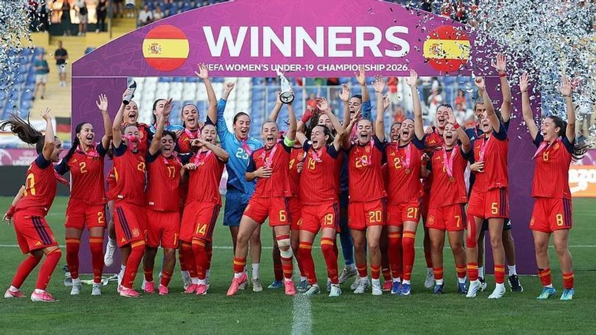 La selección española sub 19, con el título del Europeo tras vencer en la final a Alemania.
