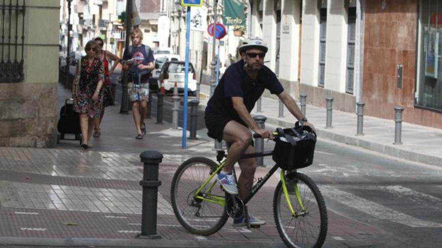 Multas de 40 euros a los peatones que invadan un carril bici