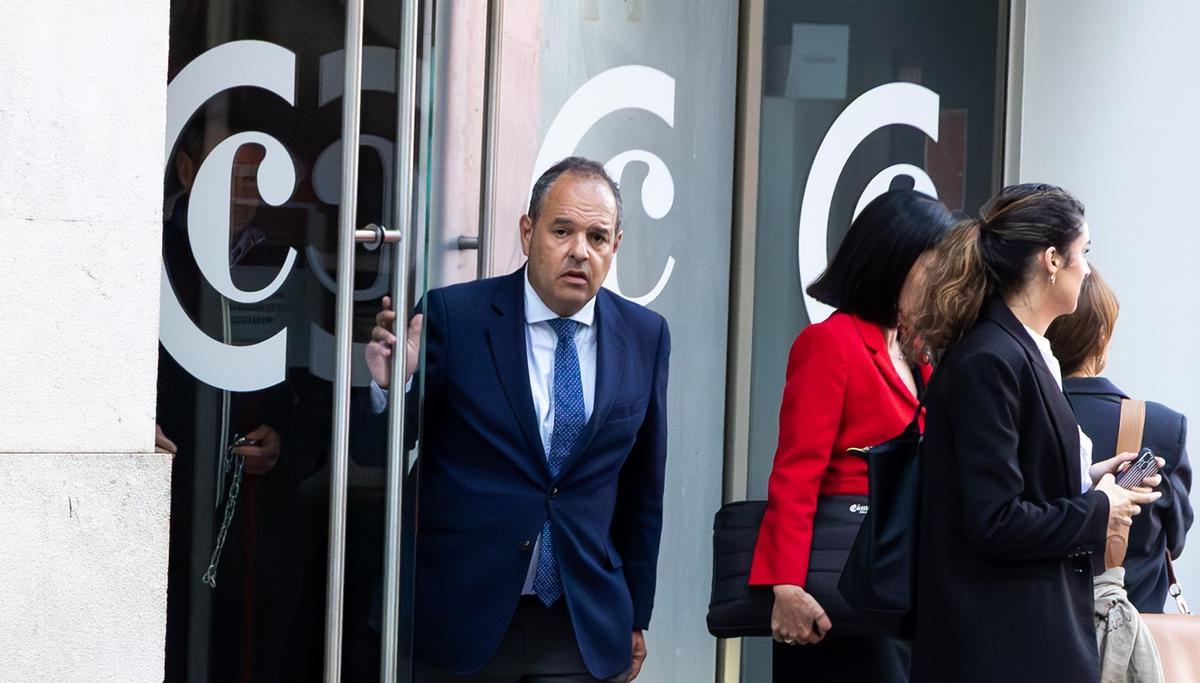 Carlos Baño, a su salida del pleno de este mes de abril.