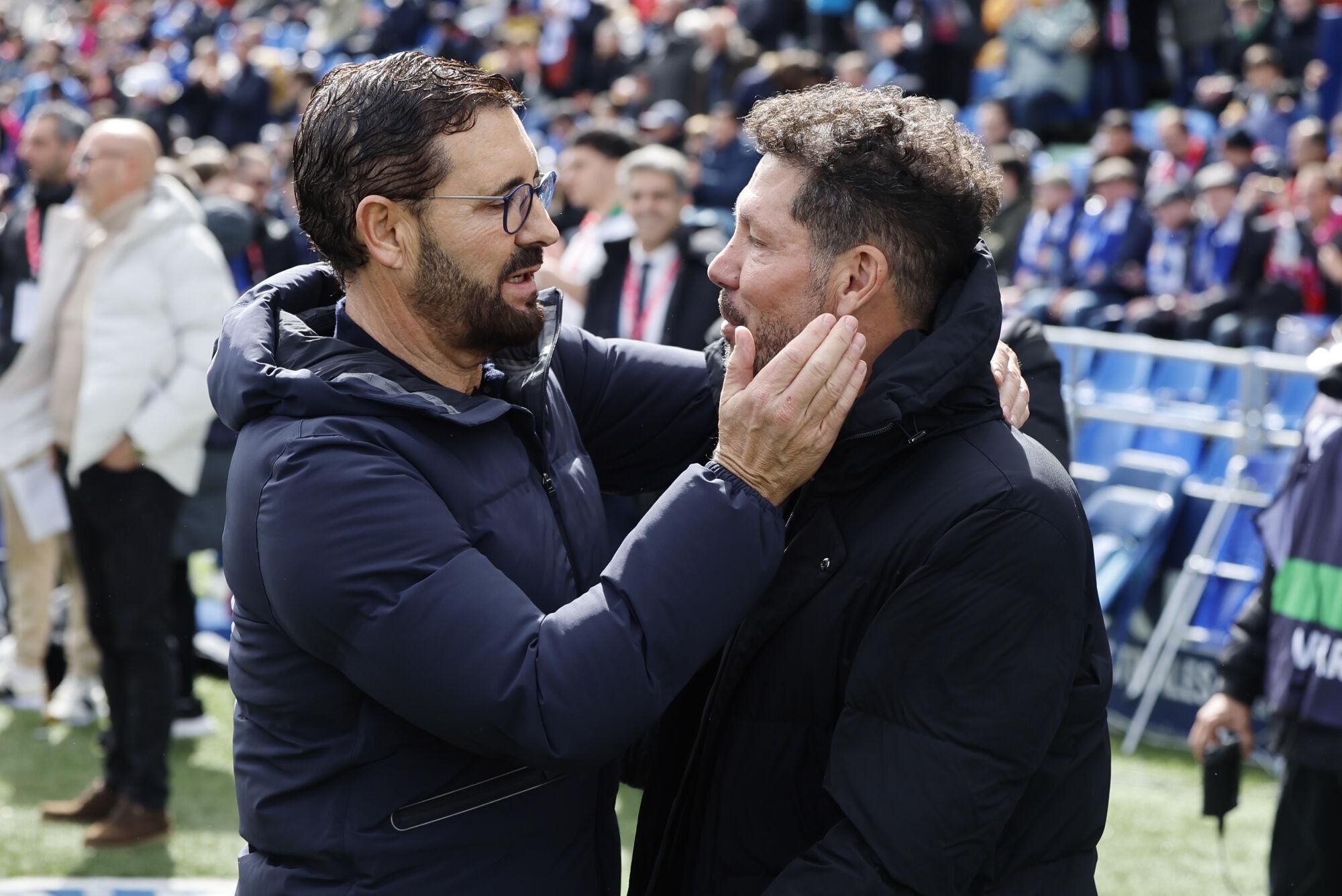 GETAFE (MADRID), 09/03/2025.- El entrenador del Getafe, José Bordalás (i), saluda al del Atlético de Madrid Diego Simeone (d) antes del inicio del partido de la jornada 27 de Liga que disputan ante el Getafe, este domingo en el estadio Colisum de Getafe. EFE/Sergio Peréz