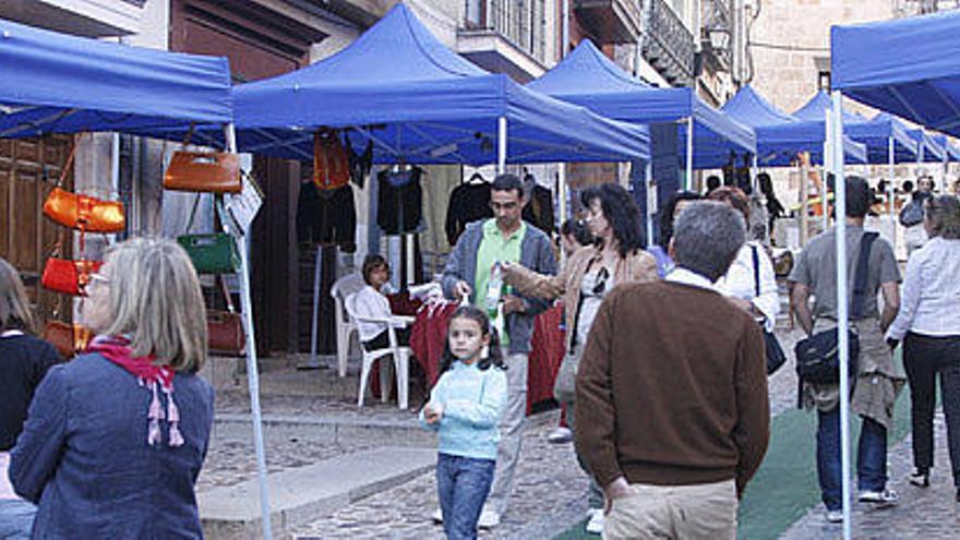 Varias personas pasean por la calle Balborraz, donde se ubica el mercado de artesanía.