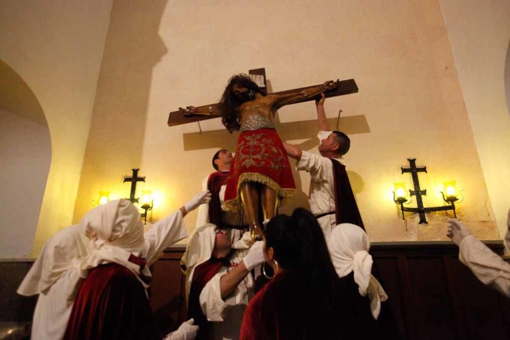 La cofradía de nuestra señora de la piedad de Sant Elm condujo la procesión del Santísimo Cristo de la Sangre