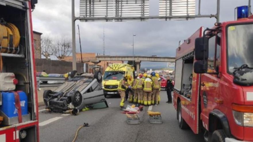 Un dels dos cotxes implicats en l&#039;accident, volcat a la C-16