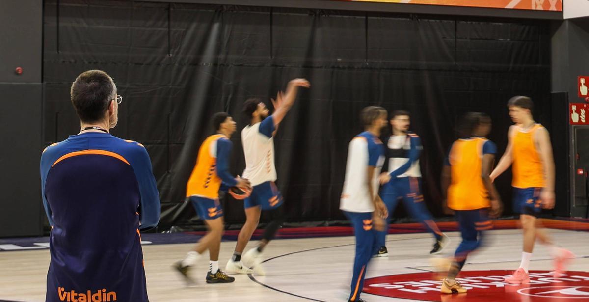 Pedro Martínez observa el entrenamiento de su equipo