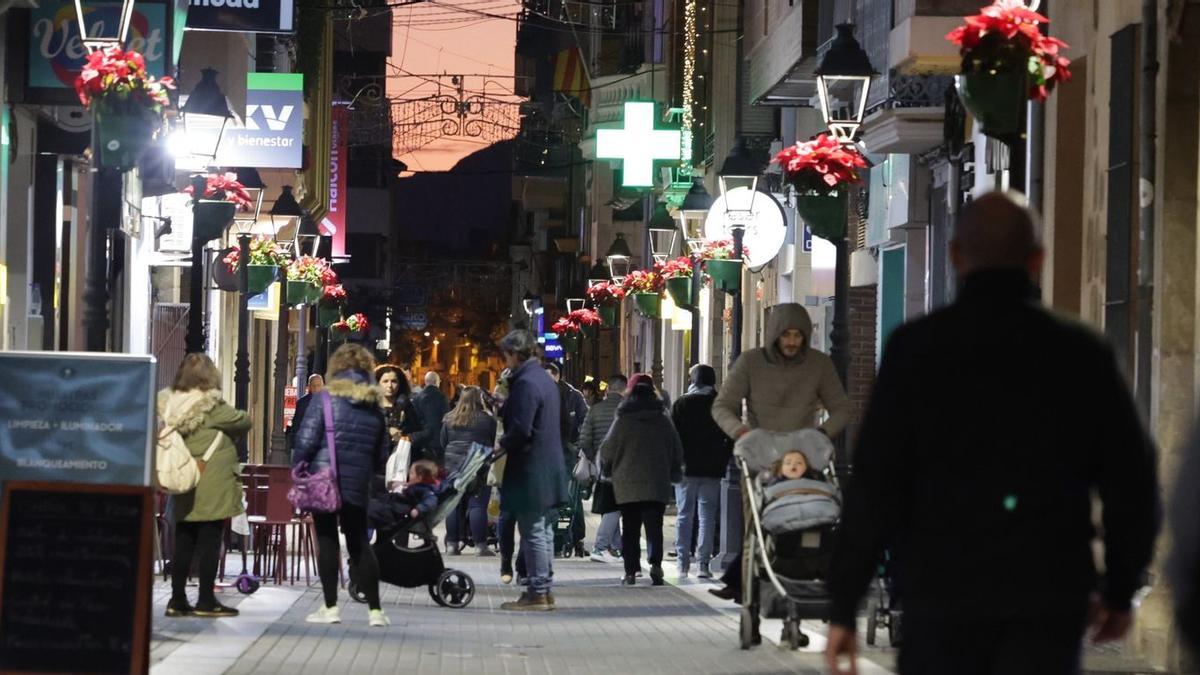 Vecinos de Vila-real pasean, ayer, por ls calles comerciales de la ciudad, una vez acabadas las fiestas de Navidad y Reyes.