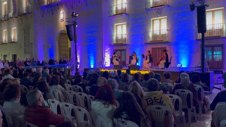 Broche al Festival Medieval de Elche con un mercado a rebosar