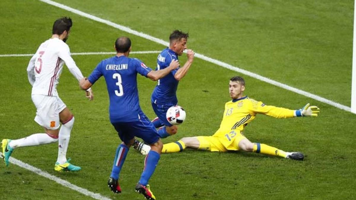 Piqué no pudo hacer nada para evitar el gol italiano