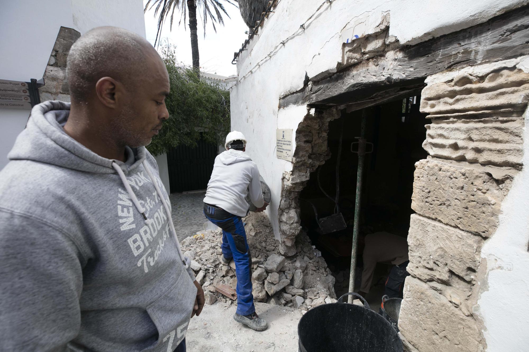 Galería de imágenes del toro mecánico siniestrado contra una casa en Ibiza