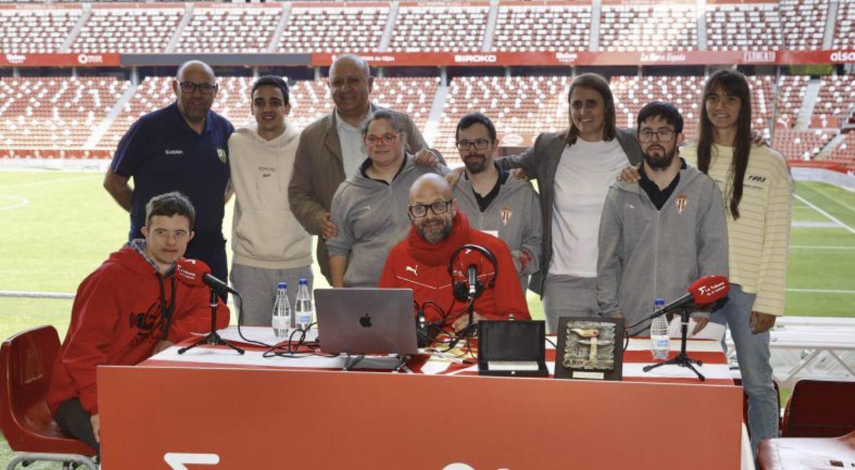 Sara Ouzande, primera por la derecha, y Manuela Ena, tercera por la derecha, ayer, antes del programa «La Tribuna de El Molinón». | MARCOS LEÓN