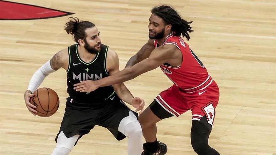 Ricky Rubio, defendido por Coby White.