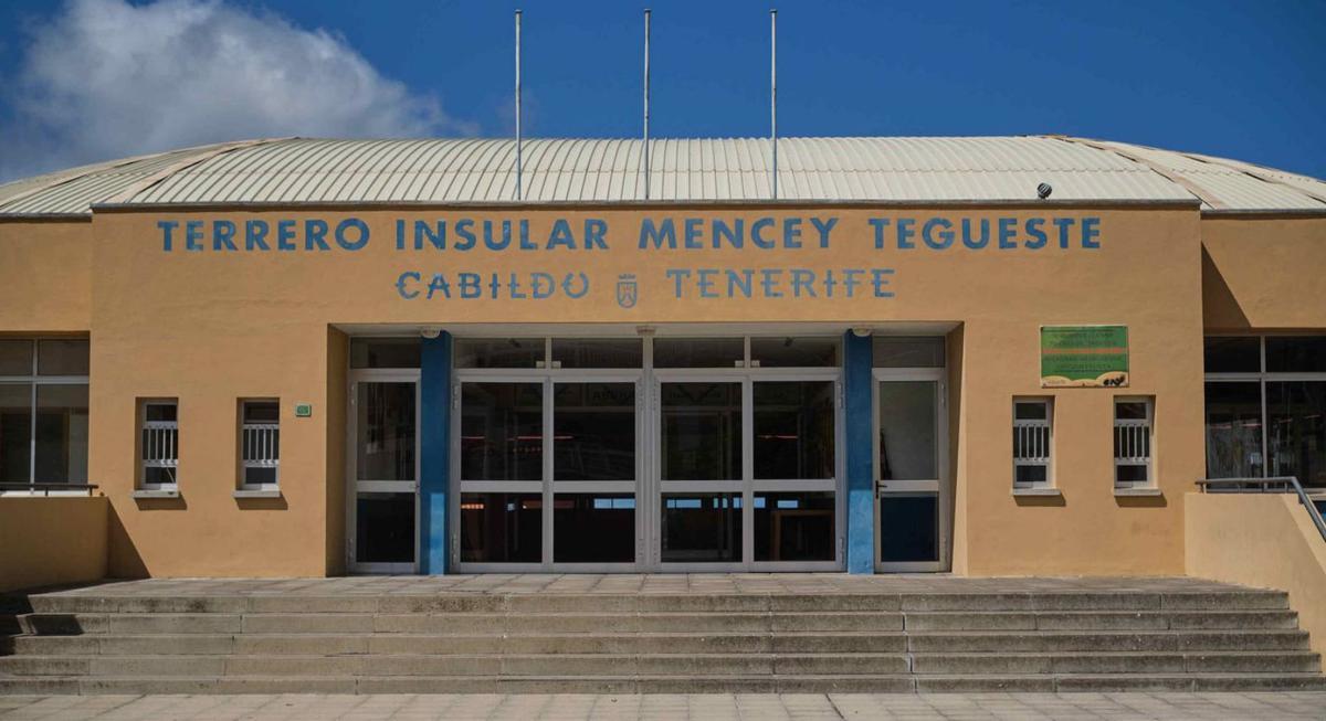 Fachada del Terrero Insular Mencey Tegueste. | | C. W. L.