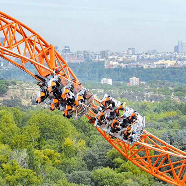 Así se ve la capital de España desde una vertiginosa montaña rusa de su parque de atracciones.