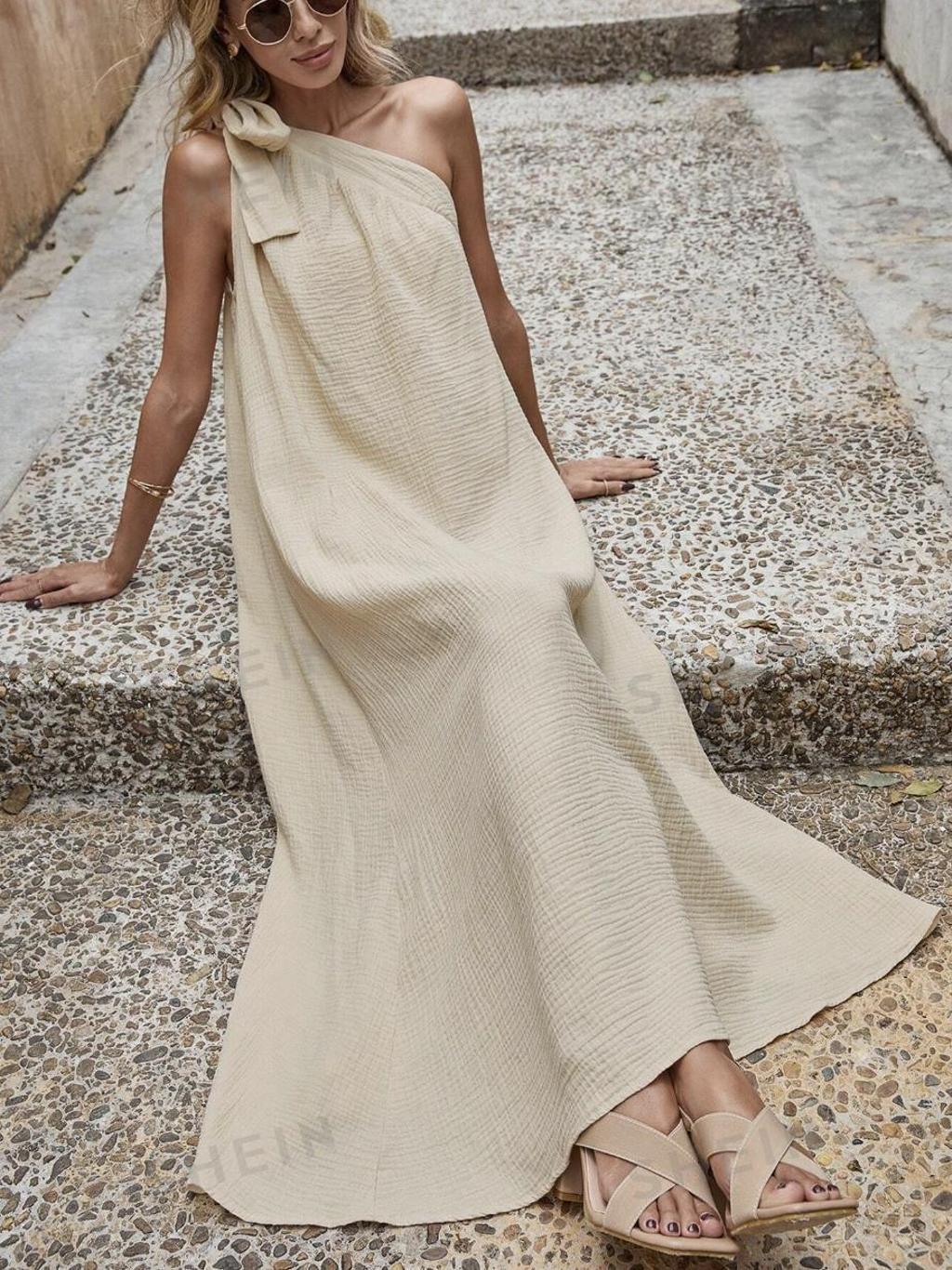 Vestido maxi de gasa y escote asimétrico