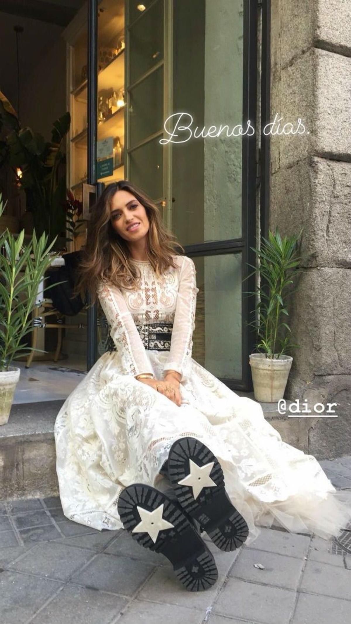 Sara Carbonero con vestido blanco y botas de cordones de Dior