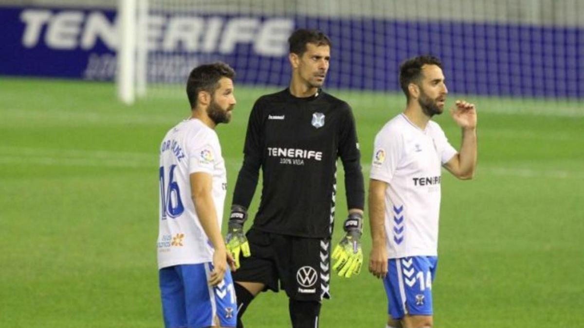 Aitor Sanz, Dani Hernández y Carlos Ruiz, sobre el césped del Heliodoro.