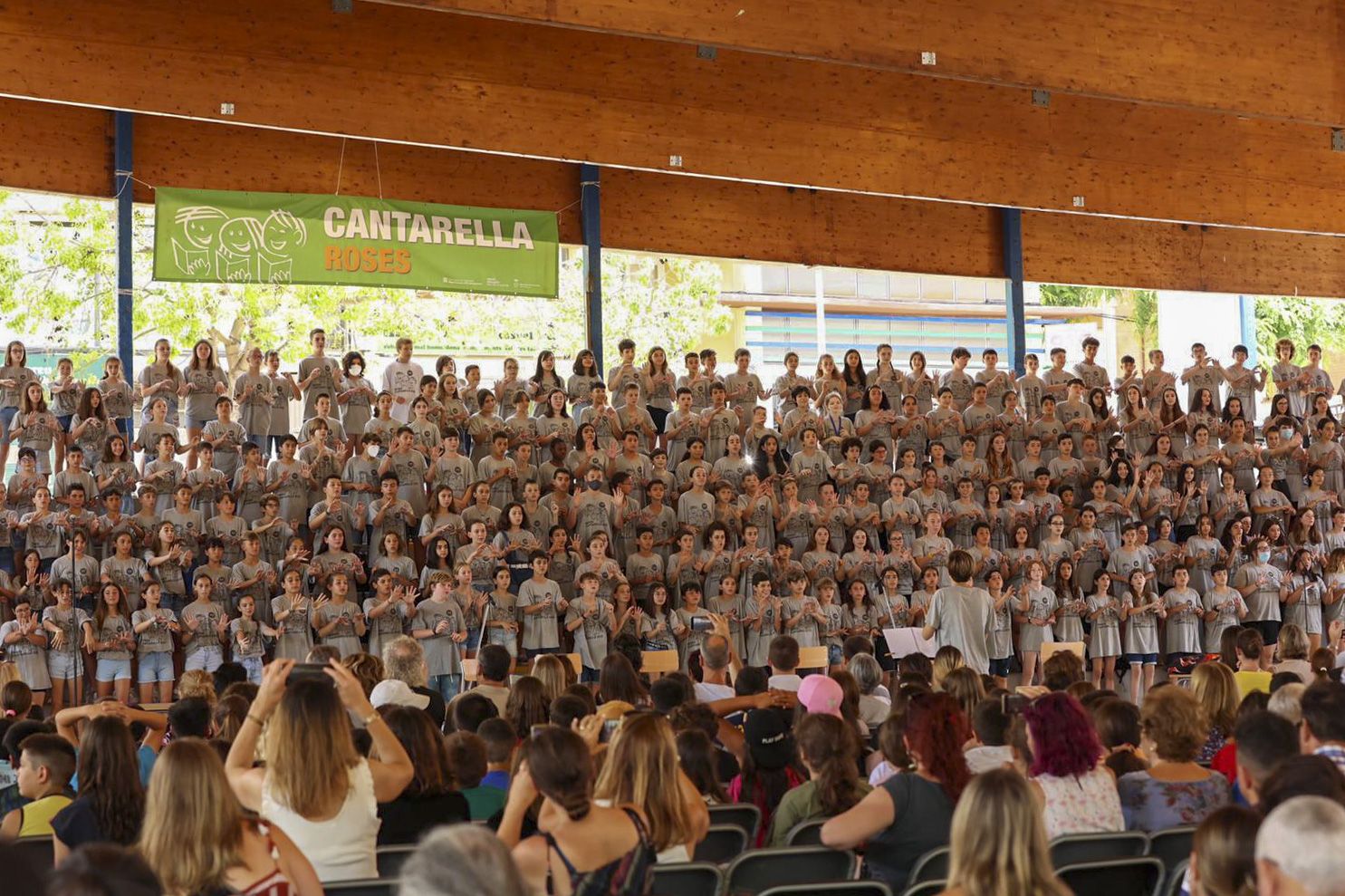 Els Catarres actuen per sorpresa davant més de 300 alumnes de Roses i Palau-savardera