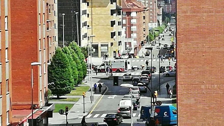 La ambulancia, al fondo, en la calle Naranjo de Bulnes de Gijón.