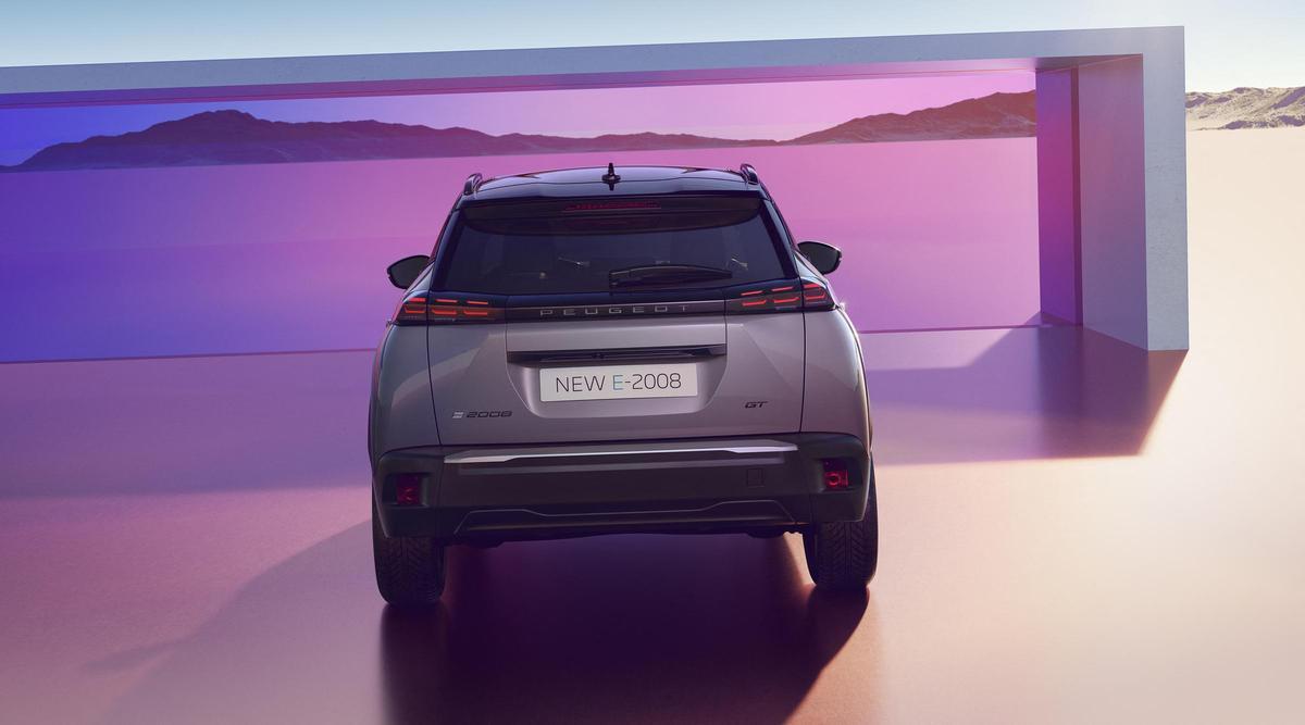 Peugeot ha apostado por acoplar lateralmente el motor eléctrico al térmico mediante piñones