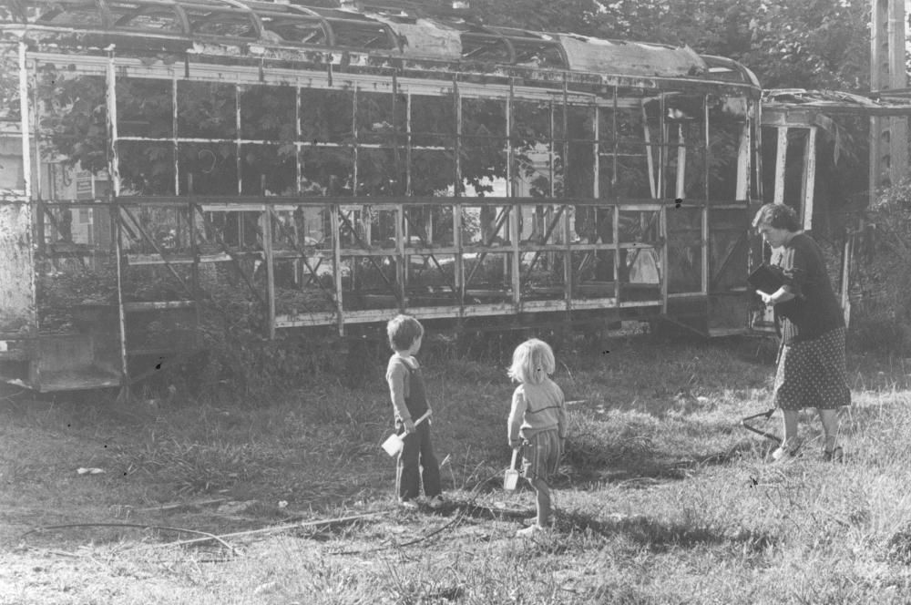 Niños jugando en la antigua estación