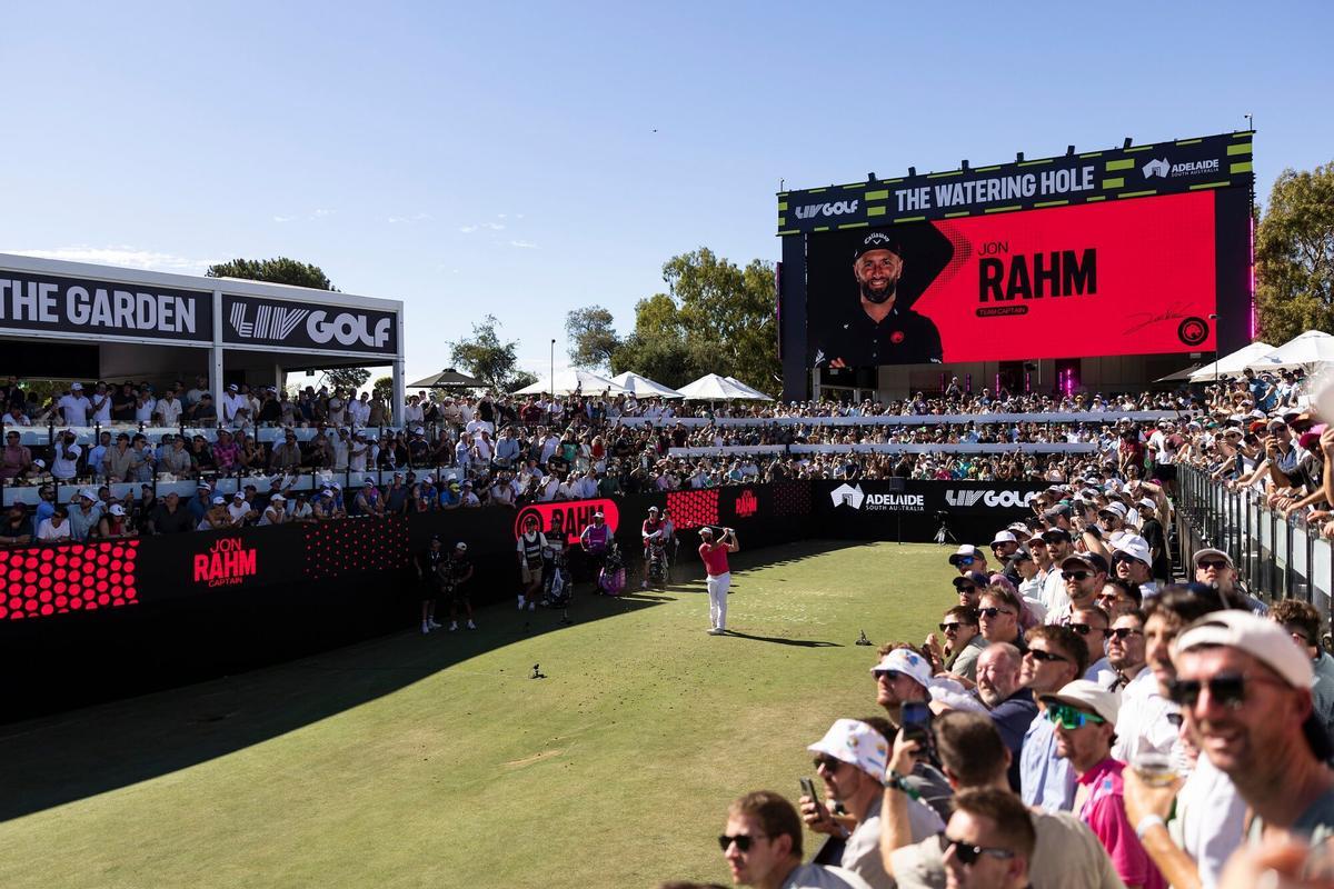 MIles de aficionados siguen el golpe de Jon Rahm en el hoyo 12, un par 3 icónico del circuito del LIV Golf en Adelaida