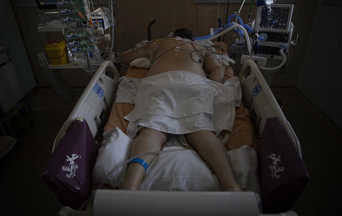Un paciente en posición decúbito prono (boca abajo), en el Hospital Universitario de Vic.