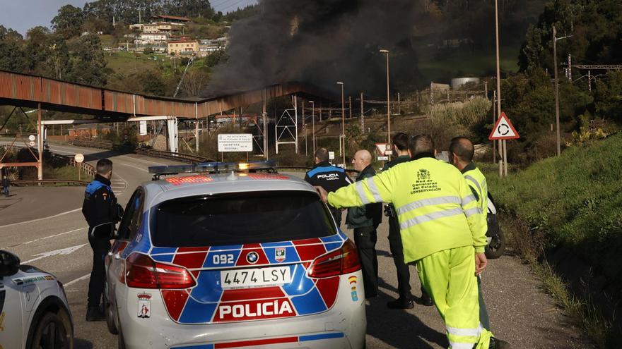 VÍDEO: Incendio de una cinta de carbón de Arcelor, a la altura de Veriña