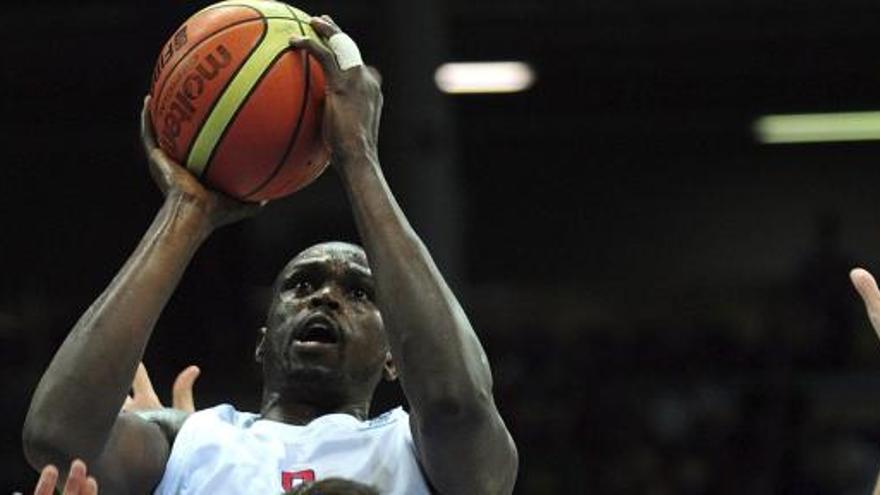 Luol Deng, con la camiseta británica.