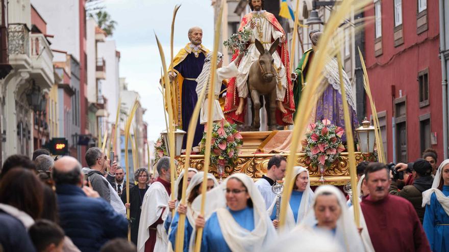 La procesión de La Burrita  llena La Laguna de fieles en Semana Santa