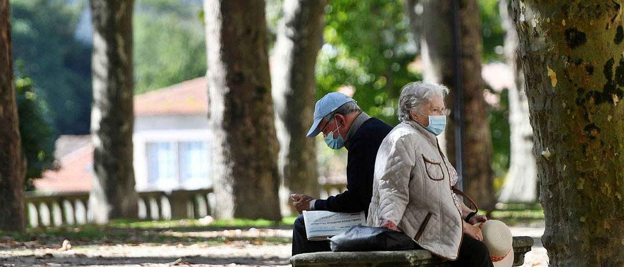 Dos personas mayores
en un banco en Pontevedra. | // GUSTAVO SANTOS