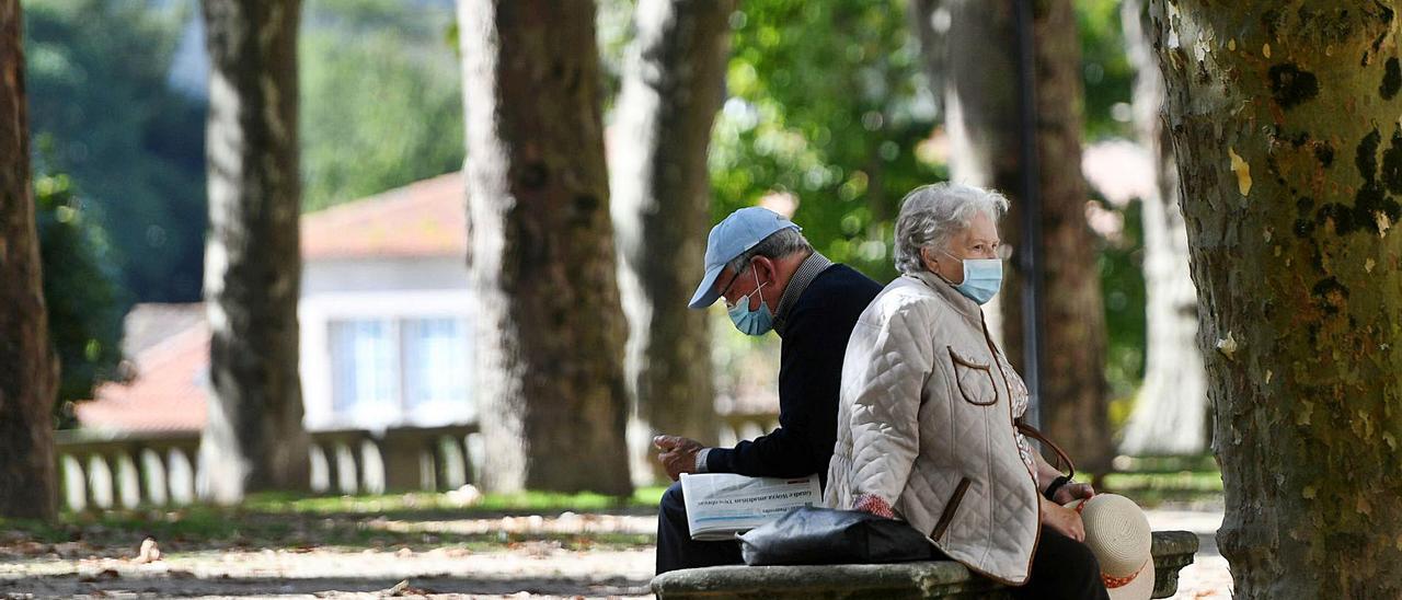 Dos personas mayores 
en un banco en Pontevedra.   | // GUSTAVO SANTOS