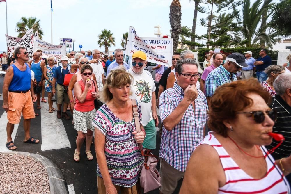 Manifestación en Orihuela Costa por su abandono