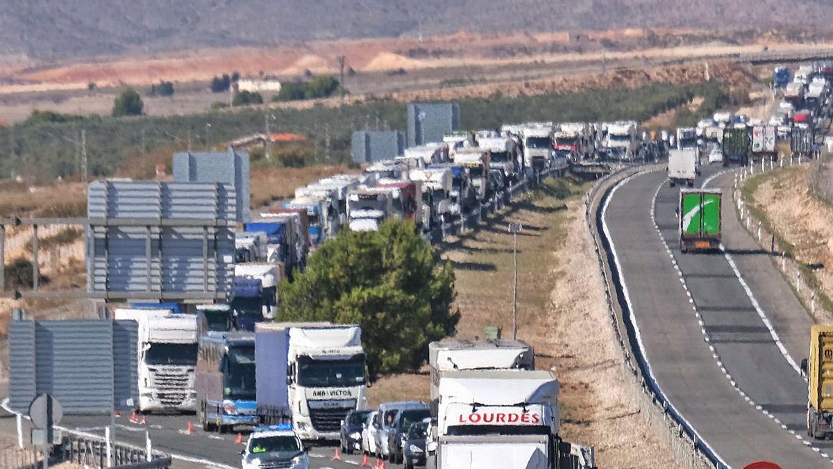 Control en la A-31 en Villena el 30 de octubre, tras entrar en vigor el cierre perimetral.