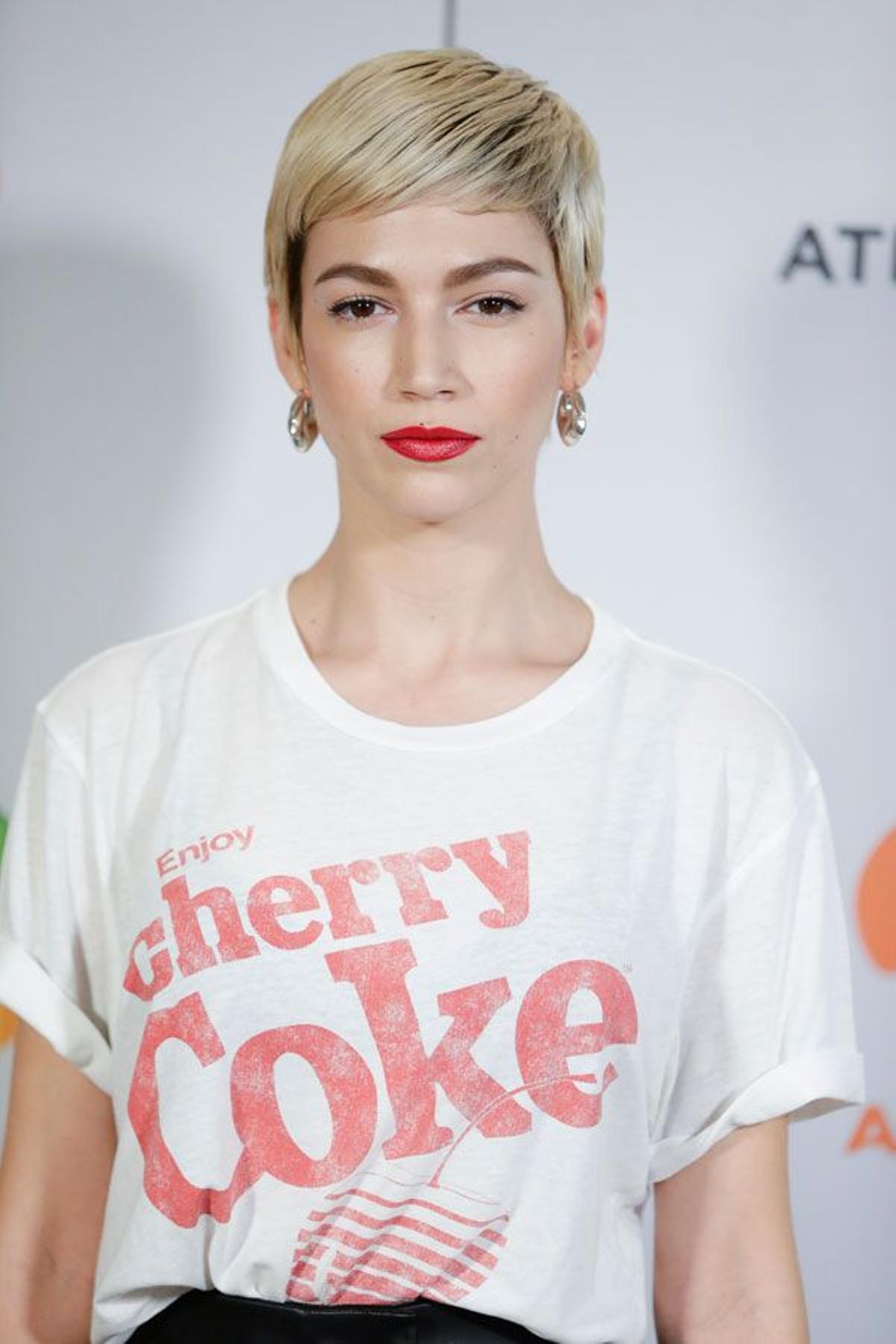 Detalle del look de Úrsula Corberó con camiseta, pantalones de cuero y labios rojos