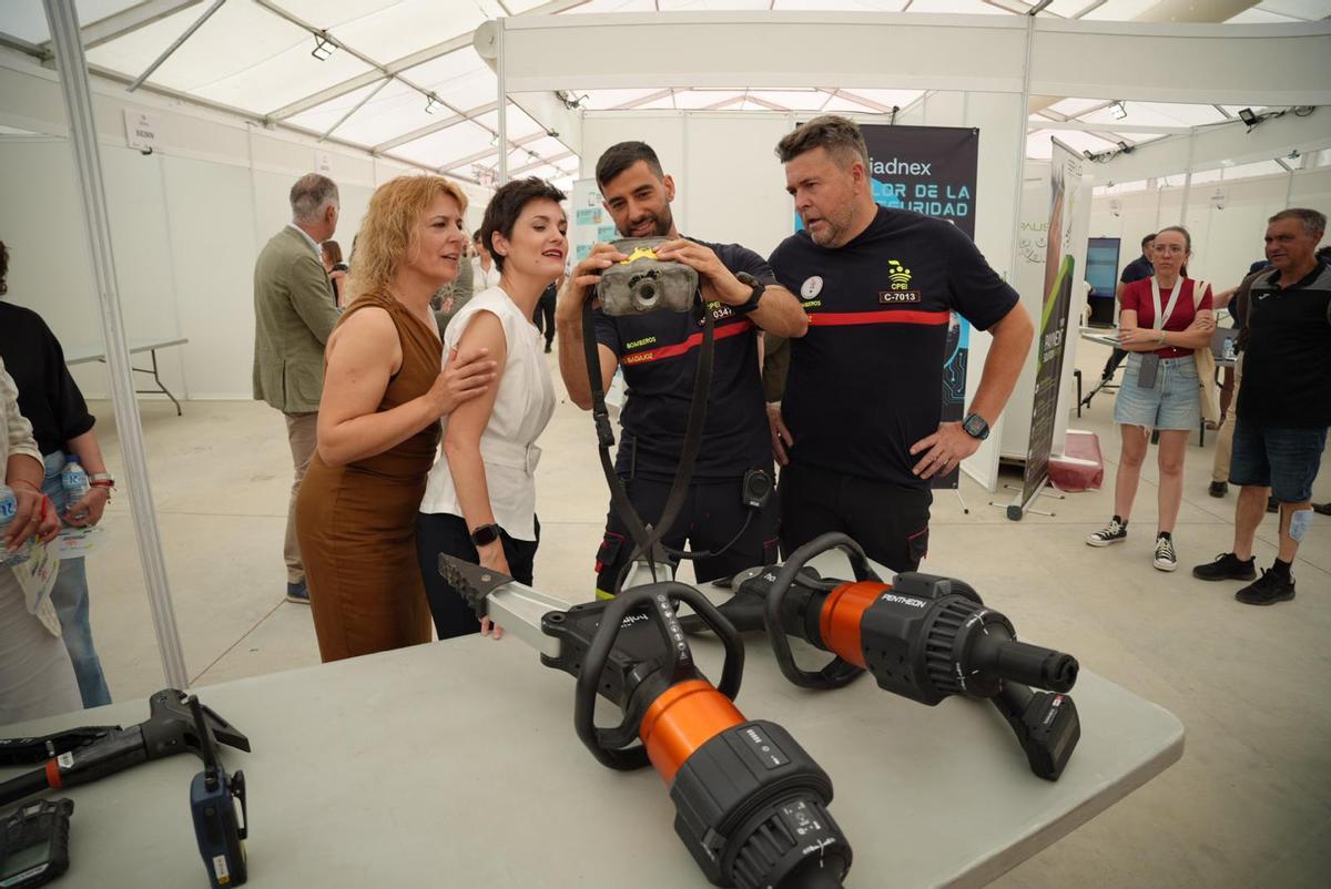 La presidenta de la Diputación de Badajoz, Raquel del Puerto, en uno de los stands.