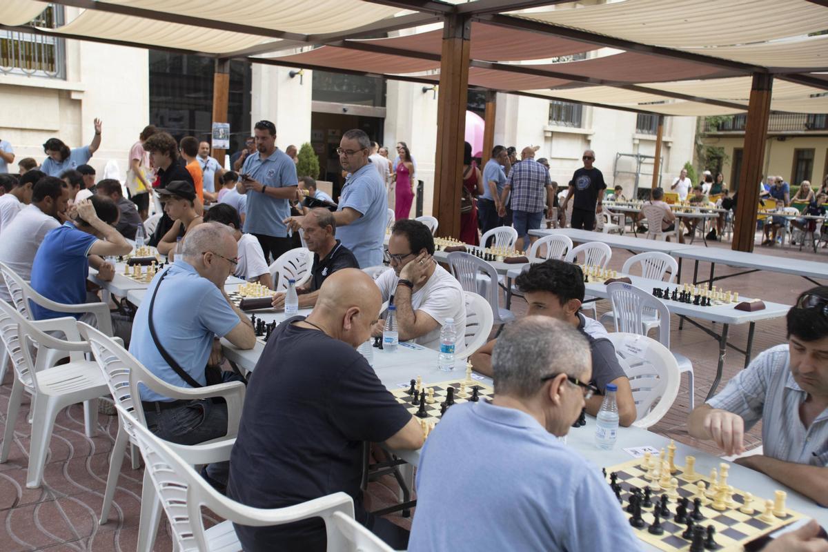 Participantes en la partida simultánea de ajedrez de la Fira de Xàtiva.