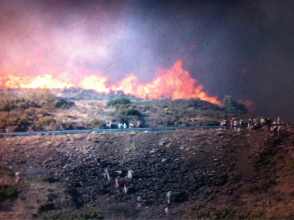 Fotografía de personas escapándose del fuego en Portbou.