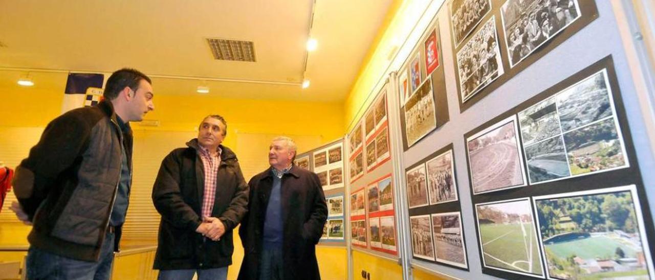 De izquierda a derecha, el vicealcalde de Mieres, Manuel Ángel Álvarez; el presidente del Turón, Julio Ordóñez, y el presidente de la Federación Asturiana de Fútbol, Maximino Martínez