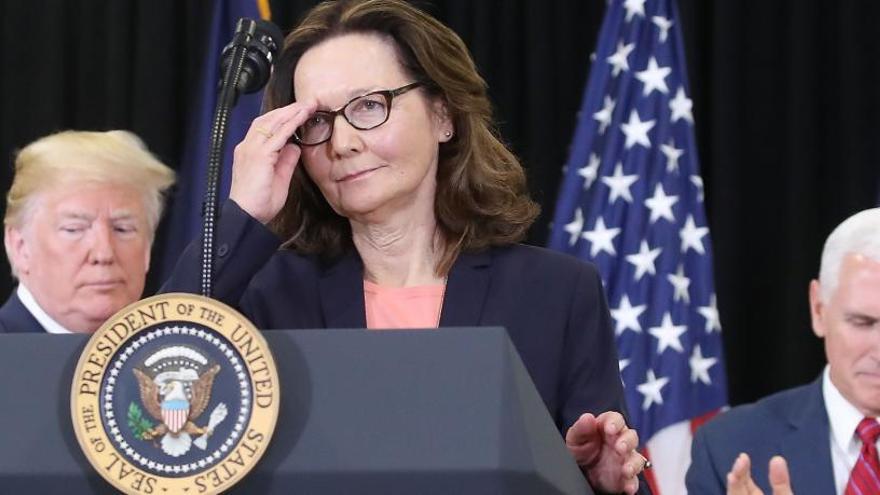 Gina Haspel junto a Donald Trump y Mike Pence.